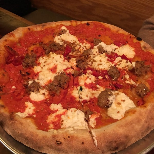 Foto scattata a Pitfire Pizza da Christina il 3/13/2019