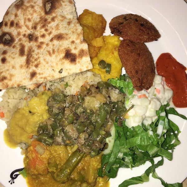 Foto scattata a Mayura Indian Restaurant da Christina il 7/10/2016