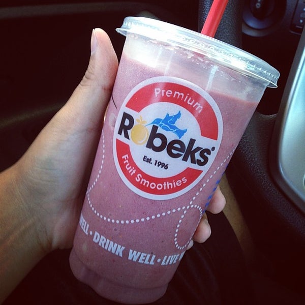 Photo taken at Robeks Fresh Juices &amp; Smoothies by Michelangelo R. on 7/24/2014