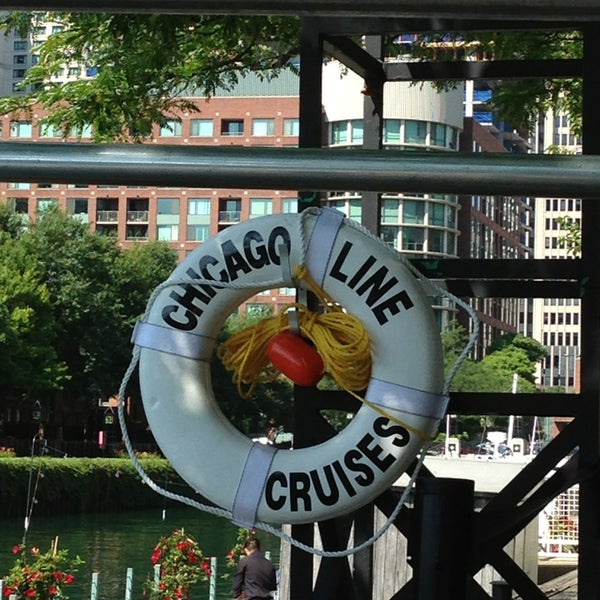 Das Foto wurde bei Chicago Line Cruises von CHARLIE W. am 8/10/2013 aufgenommen