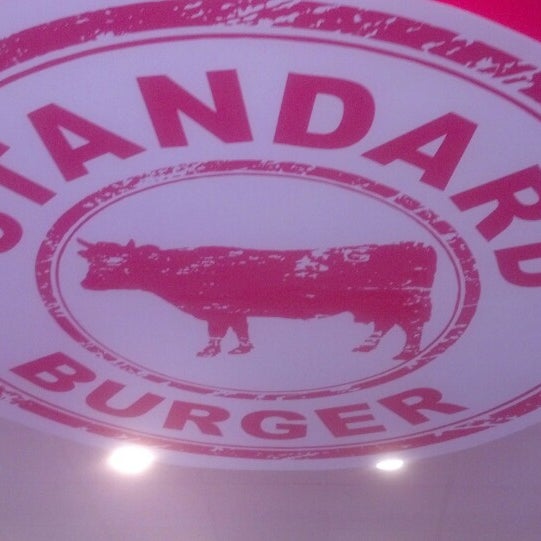 Foto tirada no(a) Standard Burger por jonathan l. em 3/23/2013