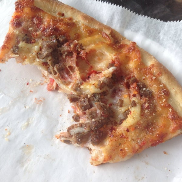 รูปภาพถ่ายที่ Joey Brooklyn&#39;s Famous Pizza โดย Robert G. เมื่อ 5/31/2014