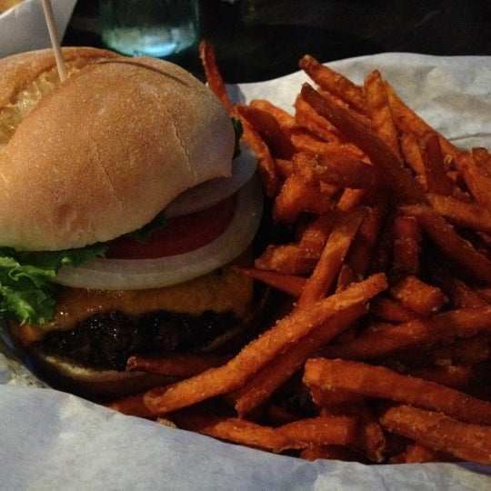 10/22/2012にCasey B.がSinful Burger Sports Grillで撮った写真