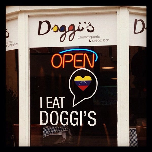 Das Foto wurde bei Doggis Sports Bar &amp; Grill von Doggis G. am 12/22/2012 aufgenommen