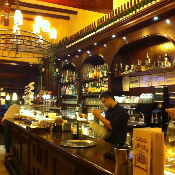 Das Foto wurde bei El Mesón Bar Restaurant von Esther am 5/20/2014 aufgenommen
