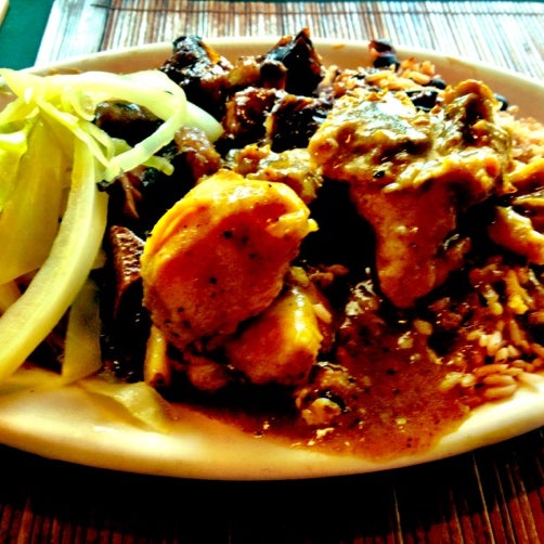 Foto tomada en Chef Rob&#39;s Caribbean Cafe  por Keely D. el 11/2/2012