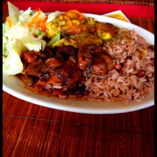 Foto tomada en Chef Rob&#39;s Caribbean Cafe  por Keely D. el 9/14/2012