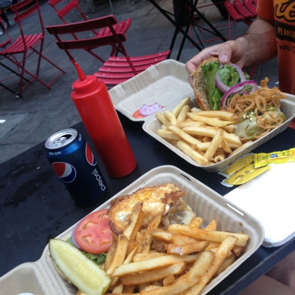 Das Foto wurde bei Burger Burger von Sonya G. am 5/30/2013 aufgenommen