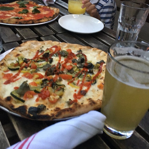 6/20/2018 tarihinde Dave H.ziyaretçi tarafından Ogliastro Pizza Bar'de çekilen fotoğraf