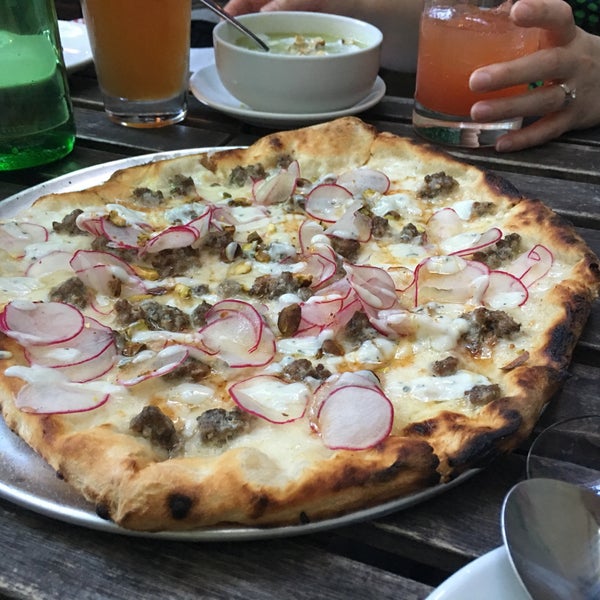 Photo prise au Ogliastro Pizza Bar par Dave H. le6/20/2018