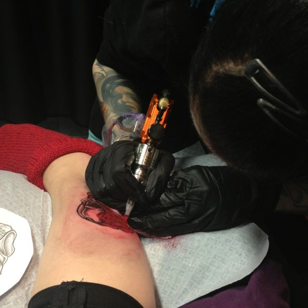 Foto tirada no(a) La Muerte Ink Tattoo Studio por Outi W. em 2/13/2013