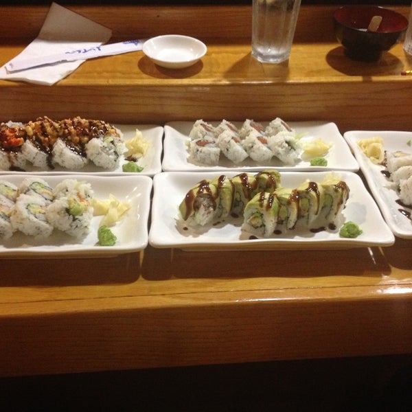 Foto diambil di Sushi Tomi oleh Amanda S. pada 5/3/2013