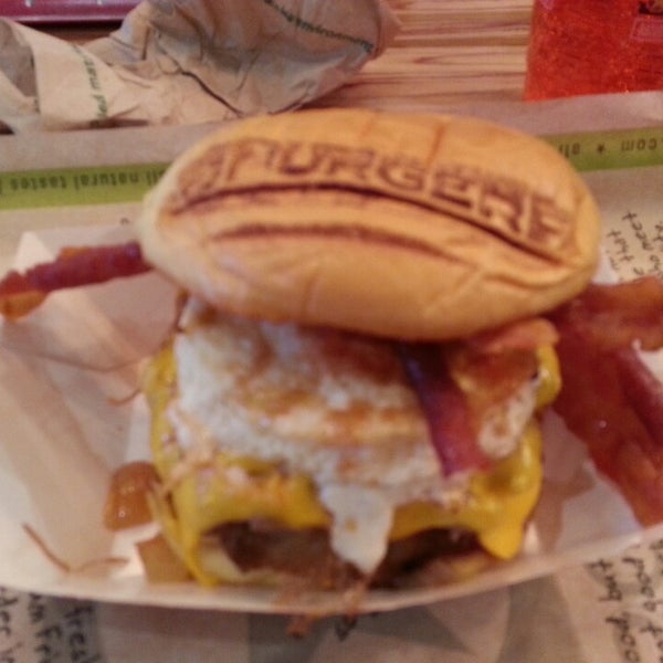 Das Foto wurde bei BurgerFi von Don A. am 3/25/2013 aufgenommen