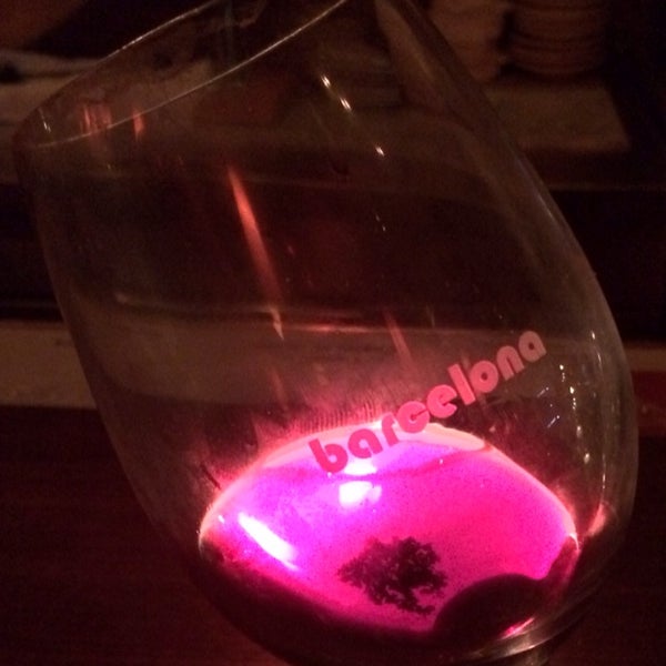 Foto scattata a Barcelona Wine Bar da Jayant P. il 11/1/2013