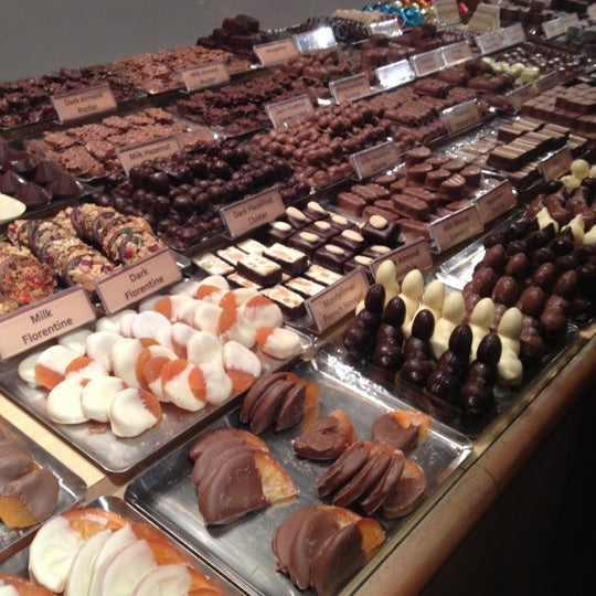 12/15/2012 tarihinde Delia M.ziyaretçi tarafından teuscher Chocolates - Rockefeller Center'de çekilen fotoğraf