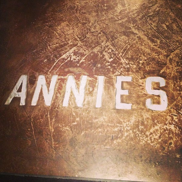 รูปภาพถ่ายที่ Annies Café &amp; Bar โดย David A. เมื่อ 3/8/2013