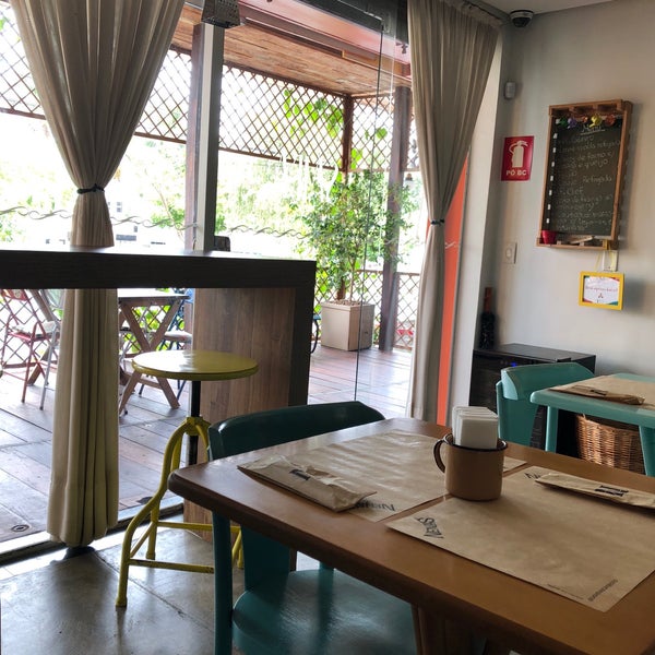 Foto diambil di Las Nenas Café Bistrô oleh Elisete G. pada 12/11/2017