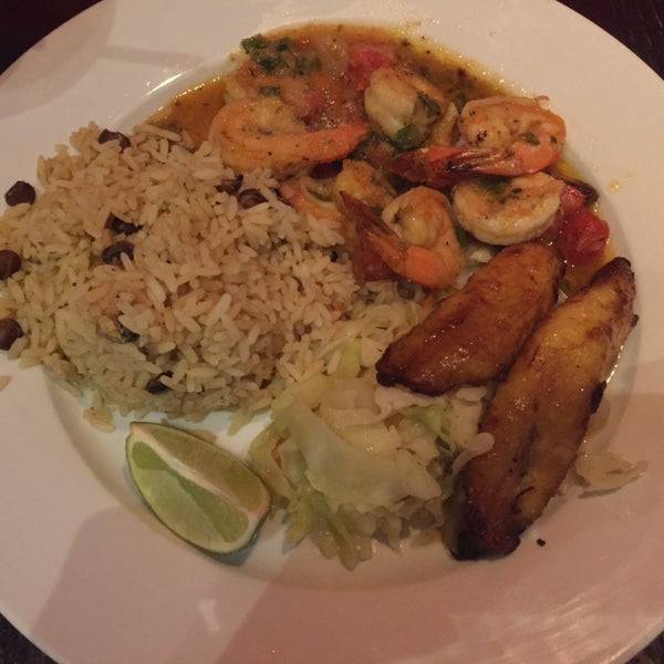 Shrimp delight plate(garlic) was delicious. Crab cakes, rasta pasta w/oxtail. Food was bursting with flavors. No complaints and speedy waiters.