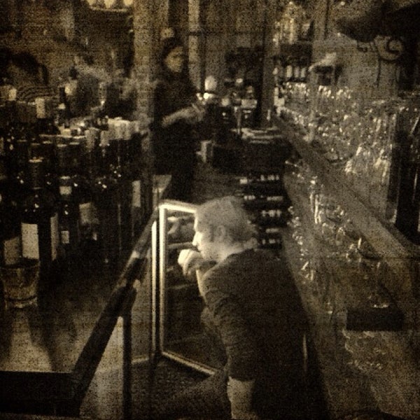 11/16/2013にYinglu F.がCello Wine Barで撮った写真