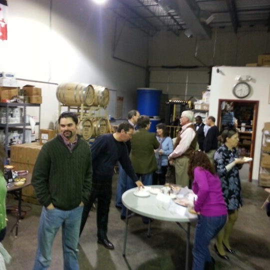 Foto tirada no(a) Catoctin Creek Distilling Company por Scott H. em 12/17/2012