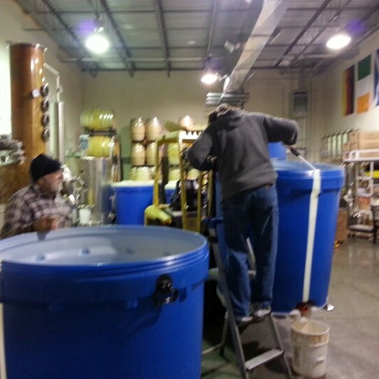 Foto tirada no(a) Catoctin Creek Distilling Company por Scott H. em 12/22/2012