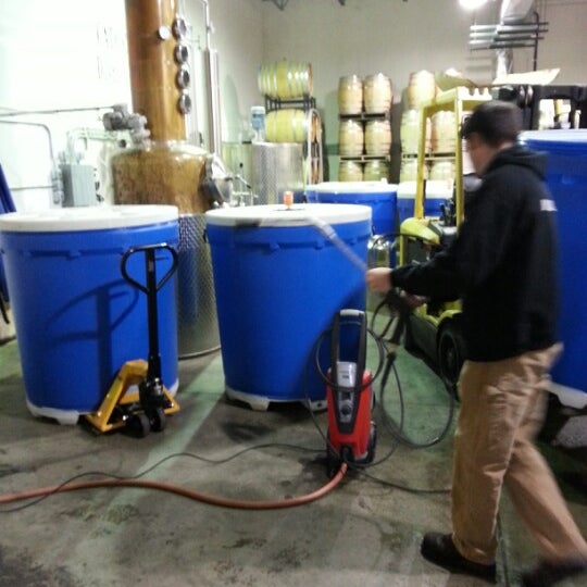 รูปภาพถ่ายที่ Catoctin Creek Distilling Company โดย Scott H. เมื่อ 11/15/2012