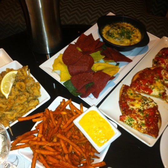 Das Foto wurde bei The Lobby Restaurant at the Pinnacle Hotel von Mallory E. am 10/3/2012 aufgenommen