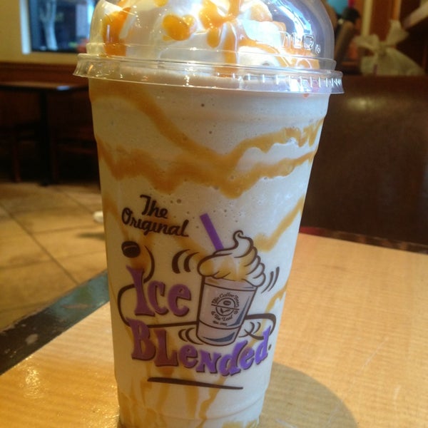 Photo taken at The Coffee Bean &amp; Tea Leaf by Azhelle L. on 7/27/2013