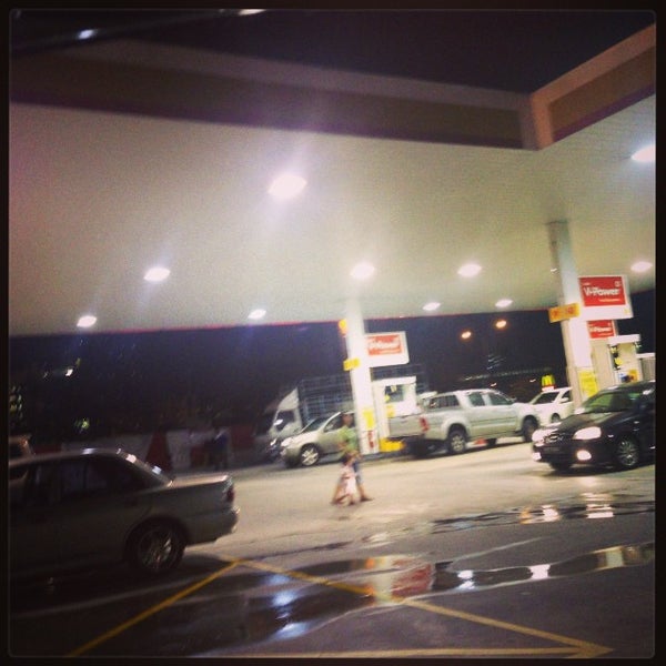 Foto tirada no(a) Shell Petrol Station por Adam Saffian G. em 10/30/2013