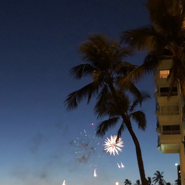 Photo taken at Hilton Waikiki Beach by So-Young on 6/1/2019