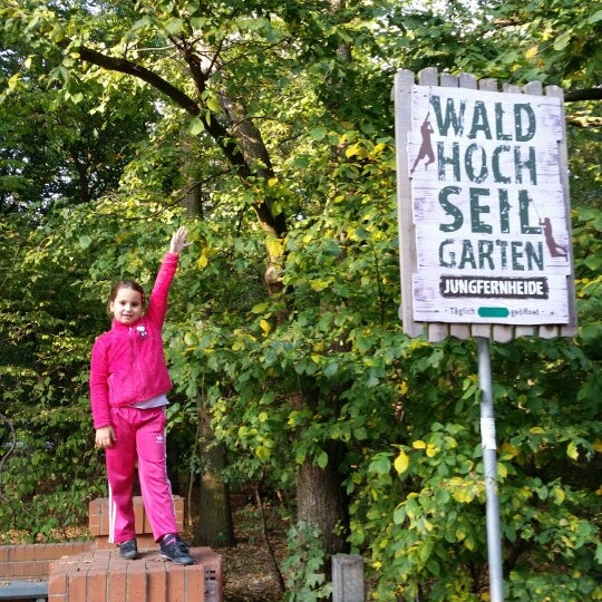 10/5/2014 tarihinde Vitaly D.ziyaretçi tarafından Waldhochseilgarten Jungfernheide'de çekilen fotoğraf