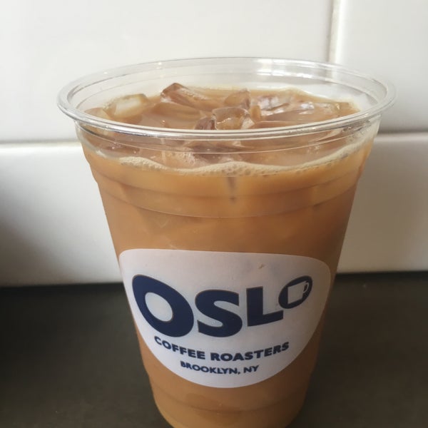 Foto tirada no(a) Oslo Coffee Roasters por Bebe B. em 8/18/2017
