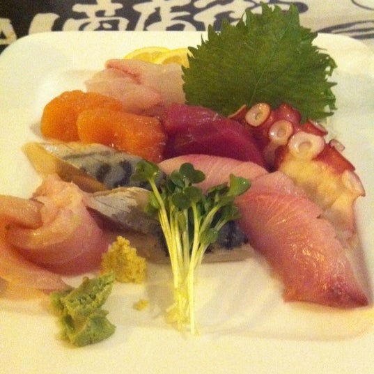 Foto tirada no(a) Sushi Zone por Katerina M. em 10/18/2012