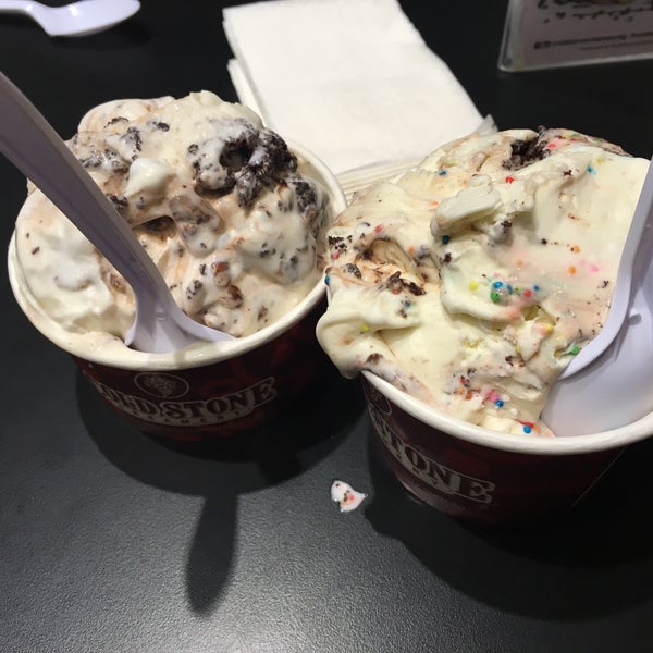 Photo taken at Cold Stone Creamery by ᴡ K. on 5/6/2016