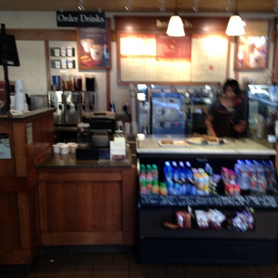 รูปภาพถ่ายที่ Peet&#39;s Coffee &amp; Tea โดย rico c. เมื่อ 10/21/2012