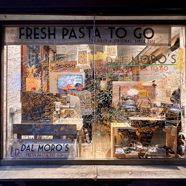 Foto diambil di Dal Moro‘s Fresh Pasta To Go oleh Hugh W. pada 11/5/2023