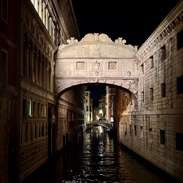 Foto diambil di Ponte dei Sospiri oleh Hugh W. pada 11/5/2023