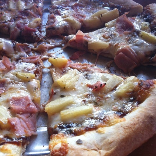 10/4/2012にCristopher G.がNYPD Pizzaで撮った写真