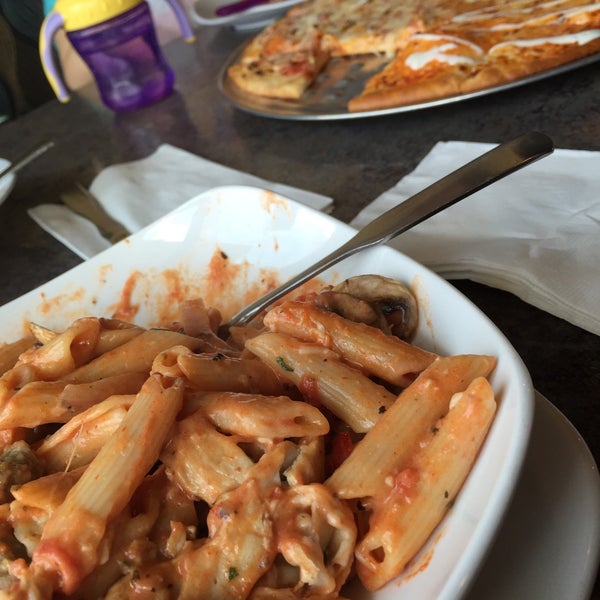 Снимок сделан в Palio&#39;s Pizza Cafe пользователем Jeanne 6/4/2015