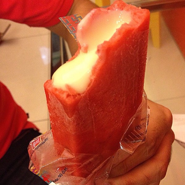 Pra quem gosta de umas calorias a mais, este é o picolé rsrsrs. O de morango com leite condensado é muito gostoso. 😋