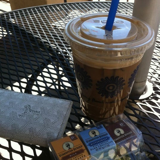 Photo taken at Peet&#39;s Coffee &amp; Tea by Delf E. on 9/30/2012
