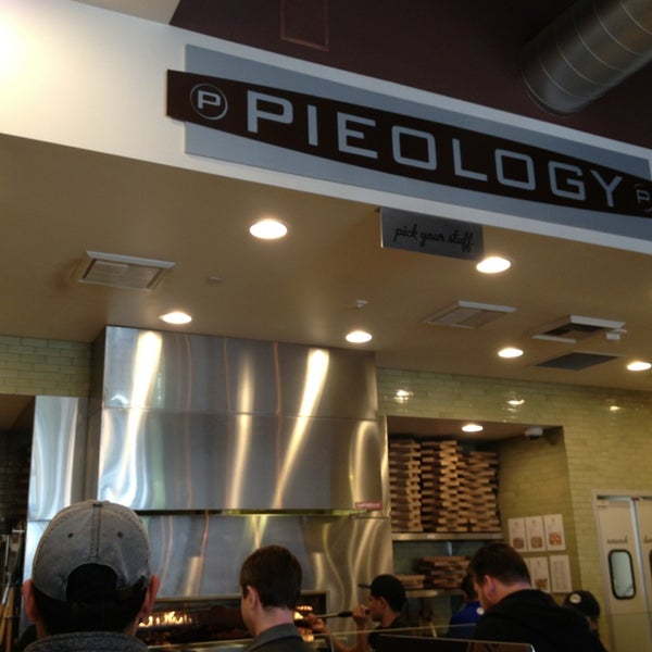 2/14/2013 tarihinde Sara B.ziyaretçi tarafından Pieology Pizzeria'de çekilen fotoğraf