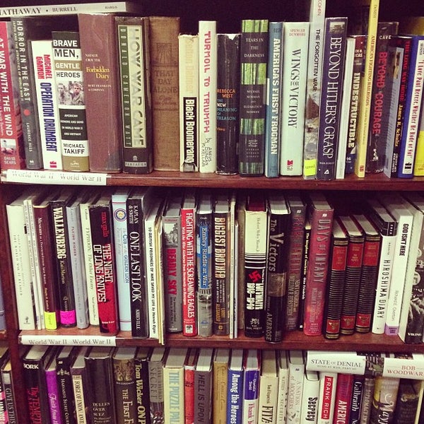 Foto diambil di Old Tampa Book Company oleh Sarah Marie P. pada 8/17/2013
