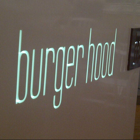 Foto tirada no(a) Burger Hood برجر هوود por Raghda A. em 4/6/2013