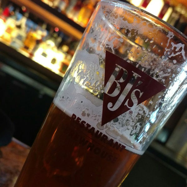 Photo taken at BJ&#39;s Restaurant &amp; Brewhouse by Rob S. on 6/11/2018