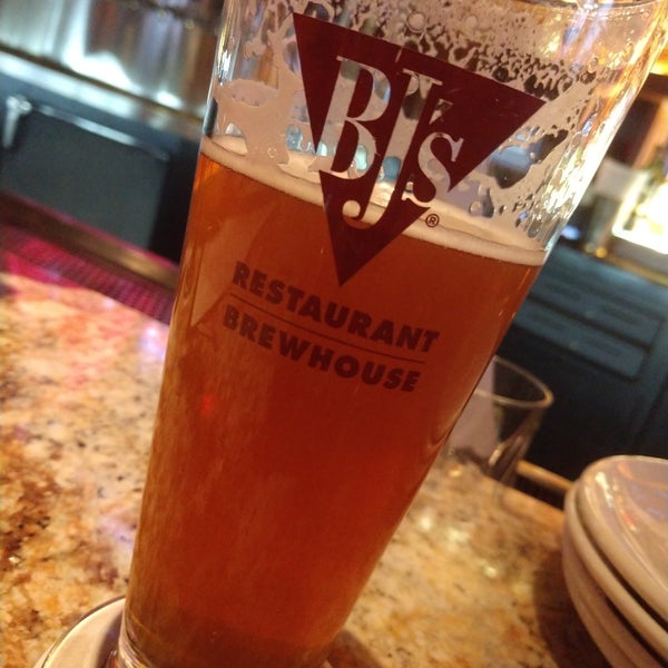 Photo taken at BJ&#39;s Restaurant &amp; Brewhouse by Rob S. on 10/25/2018