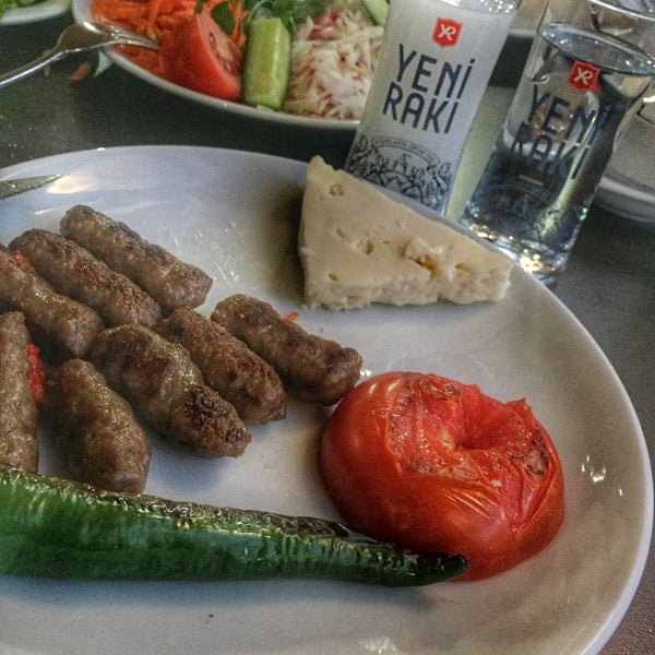 Das Foto wurde bei Özcan Restaurantlar von Alihan D. am 2/17/2018 aufgenommen