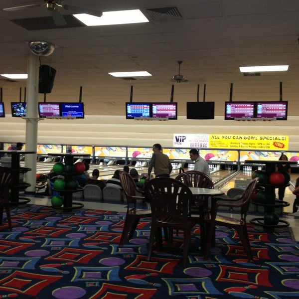 Photo taken at Whitestone Lanes Bowling Centers by Emeltri G. A. on 3/30/2013
