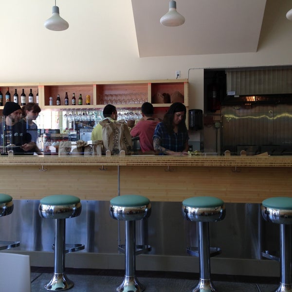 Foto tirada no(a) Rhea&#39;s Cafe por Maggie S. em 5/11/2013