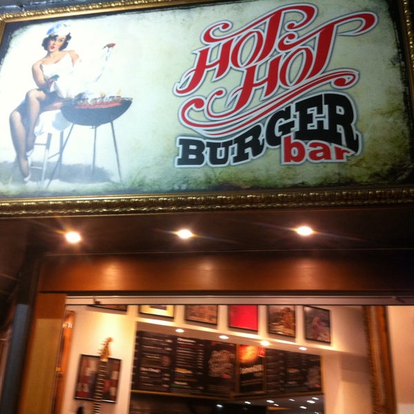 Foto tomada en Hot Hot Burger Bar  por george r. el 8/15/2015